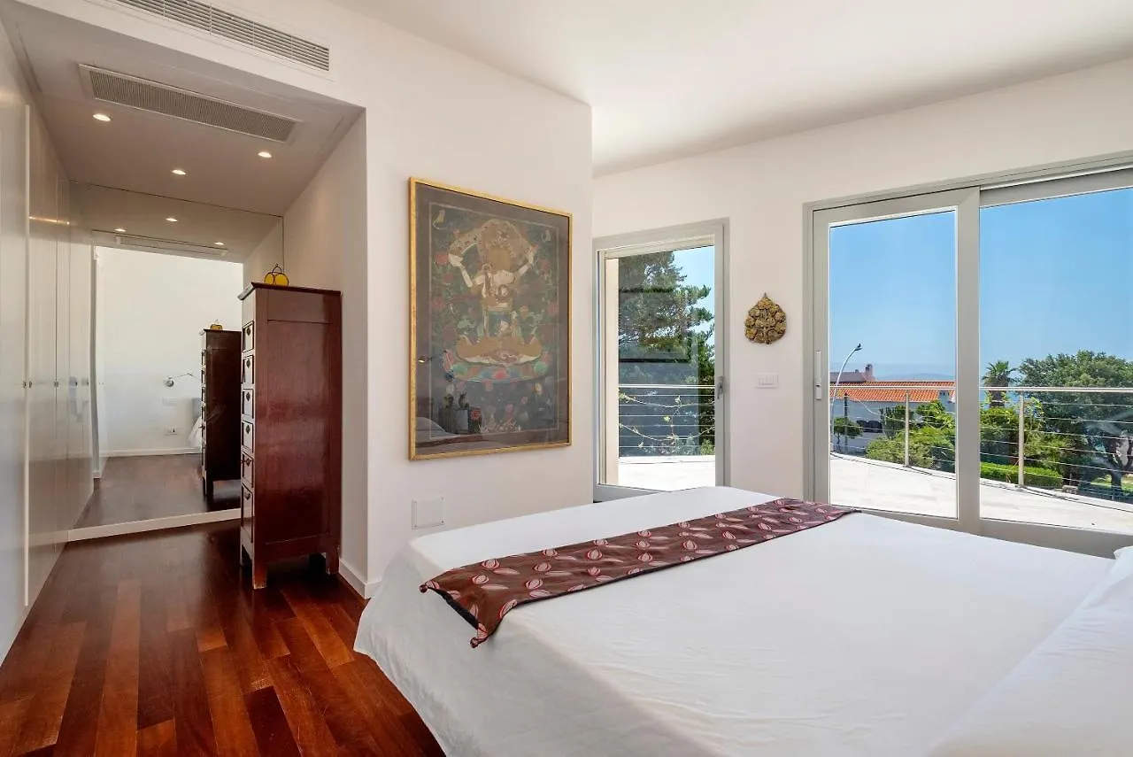 Luxury Seafront Villa With Rooftop Pool & Stunning Sea Views Fertilia 0*,